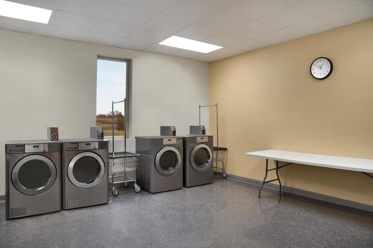 Bakken Airport Xwa Hotel & Studios Williston Bagian luar foto