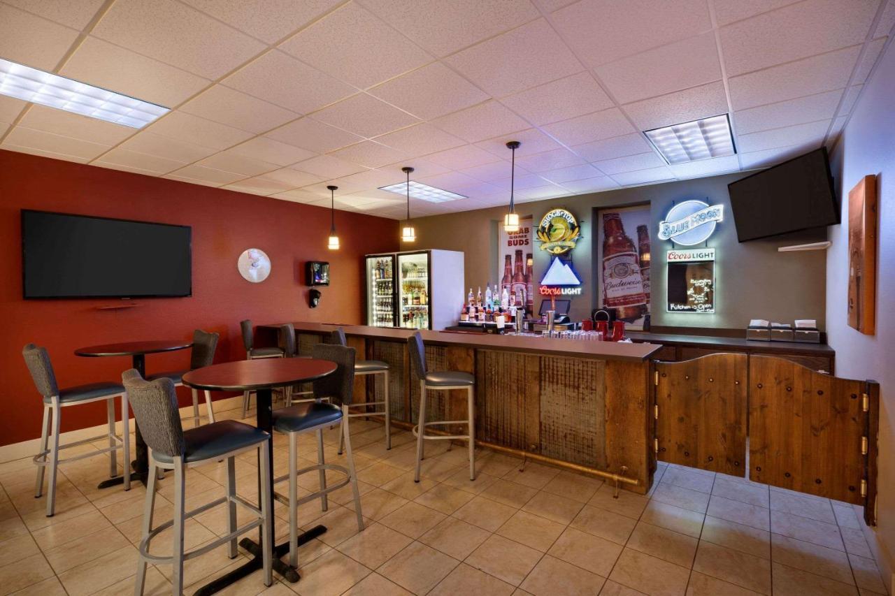 Bakken Airport Xwa Hotel & Studios Williston Bagian luar foto